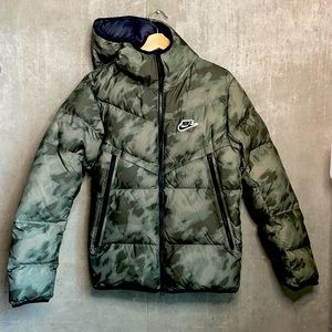 Nike Shield down filled puffer jacket in black/green camouflage size XS, men’s